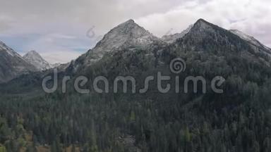 一个流畅的无人机电影拍摄雪山山，鸟瞰一个雪山峰。